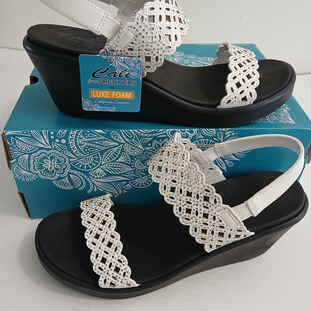 Skechers Women's White Sandals with Luxe Foam Size 10 $32 New